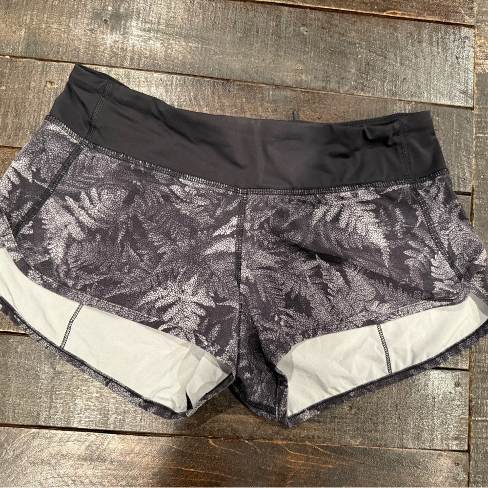 Black & Gray Fern Print Athletic speed 2.5” Shorts